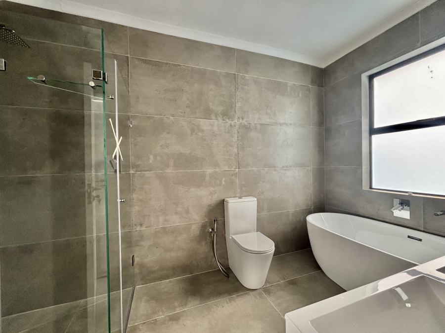 To Let 4 Bedroom Property for Rent in Sandown Western Cape